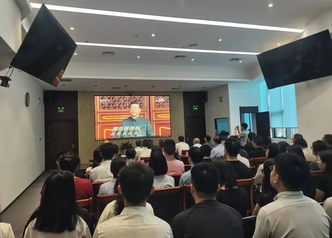 綠色動力集團組織干部職工集中觀看“紀(jì)念中國人民抗日戰(zhàn)爭暨世界反法西斯戰(zhàn)爭勝利80周年大會”現(xiàn)場直播